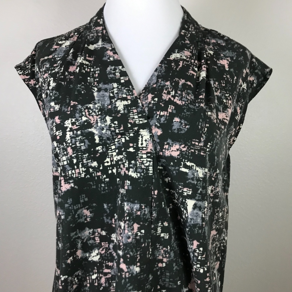 3/$20 Liz Lange Printed Maternity Tunic - Picture 3 of 4